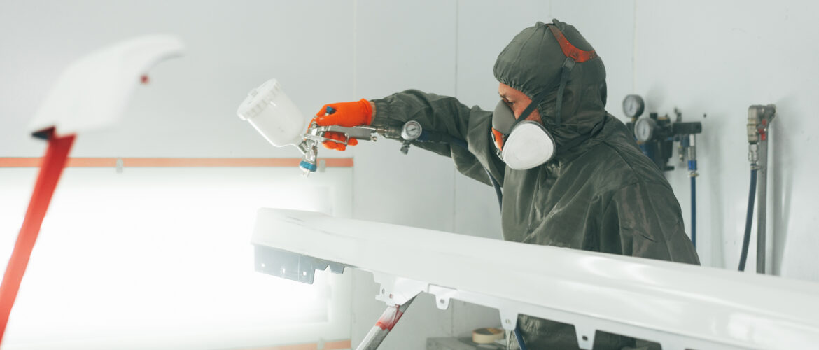 Spuiter met masker op