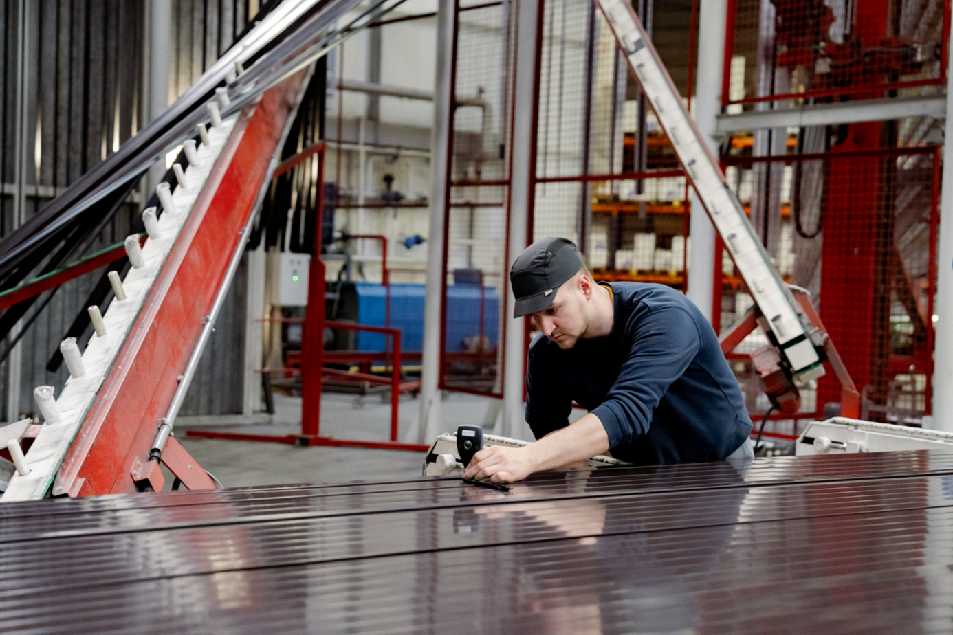 Werknemer meet de dikte van een coating